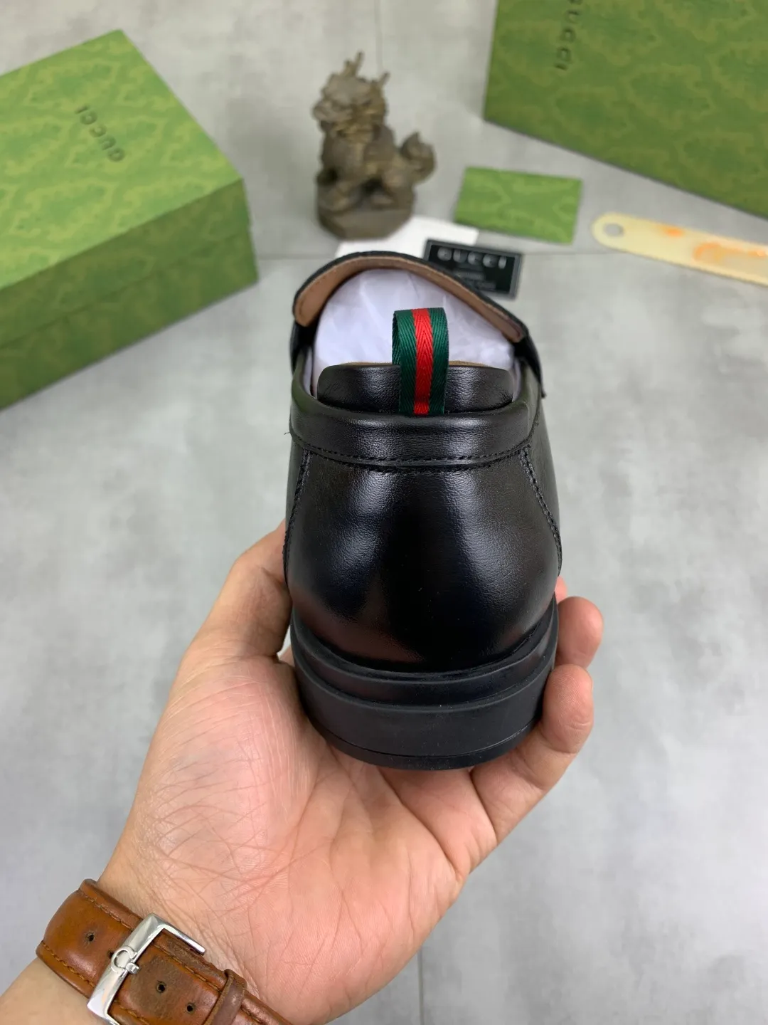 Men's shoes💰P500💰【New model, soft and comfortable Gucci classic business leather shoes hot selection (Gucci) official website latest Gucci 🎁 business leather shoes, hot style 💥 simple and elegant style, exclusive for trendy men. Unique official website latest brand original double G embossed element 👑Gucci Original decoration, fashionable and generous, made of original calfskin ✅ fully imported first-layer pigskin lining, official website designated wear-resistant, rubber business outsole, real-life photos of classic models at the counter 🎬38-44 (customized for 45) 3⃣️ colors available